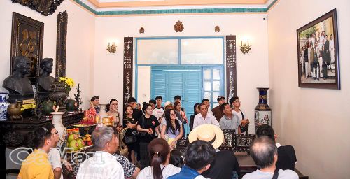 Du khách tham quan dinh thự hơn 100 năm tuổi, tìm hiểu giai thoại về Công tử Bạc Liêu.