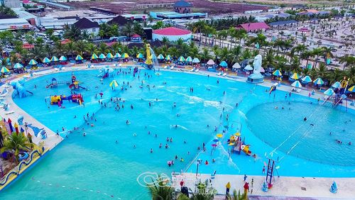 Bãi tắm nhân tạo tại Khu du lịch Nhà Mát (phường Hiệp Thành) hấp dẫn du khách trong những ngày nắng nóng.