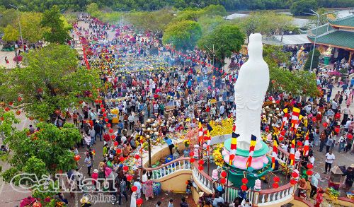 Là điểm du lịch tâm linh tiêu biểu của Cà Mau và vùng ĐBSCL, Quán Âm Phật Đài (phường Hiệp Thành) thu hút rất đông du khách dịp lễ.