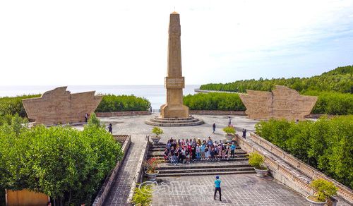 Du khách check-in tại các biểu tượng thiêng liêng ở Khu du lịch Đất Mũi (xã Đất Mũi).