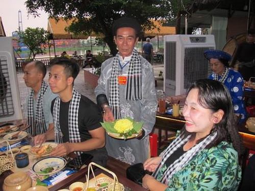 Thành viên Ban Quý tế Đình Bình Nhan mời trầu khách mời tham dự chương trình.