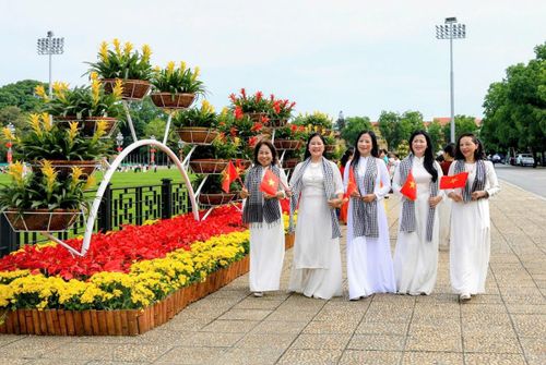 Người dân hân hoan rảo bước cảm nhận không khí dịp nghỉ lễ tại khu vực Quảng trường Ba Đình.