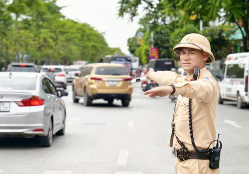 Giao thông ổn định, lực lượng chức năng duy trì điều tiết tại nút giao đường Cổ Linh - Thạch Bàn (phường Long Biên).