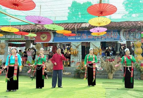 Hoạt động giao lưu văn hóa ý nghĩa tại Làng Văn hóa - Du lịch các dân tộc Việt Nam.