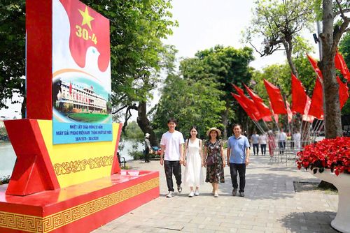 Không gian phố đi bộ hồ Hoàn Kiếm được trang hoàng rực rỡ.