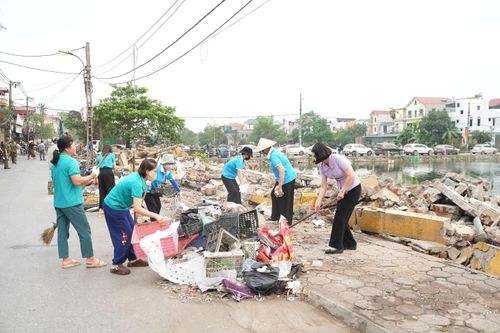 Người dân đồng thuận, tích cực phối hợp dọn dẹp trong quá trình lực lượng chức năng thực hiện cưỡng chế công trình vi phạm. Ảnh: PV