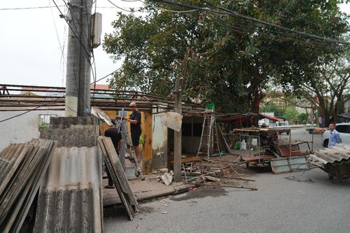 Qua công tác tuyên truyền, vận động của chính quyền, các hộ kinh doanh tại khu vực Ao Đình thôn Dương Đá đã tự nguyện tháo dỡ công trình vi phạm. Ảnh: PV