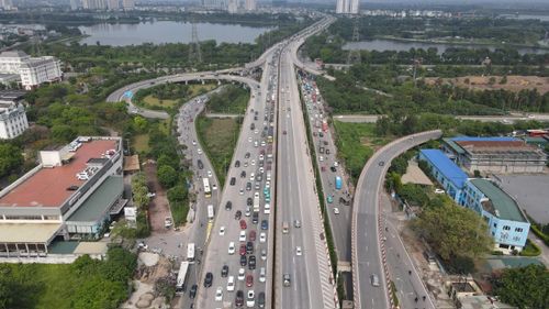 Một số thời điểm Vành đai 3 trên cao đông đúc phương tiện. Ảnh: Phạm Công