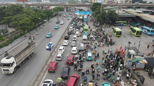 Hiện trạng giao thông trước cửa Bến xe Nước Ngầm lúc 17 giờ ngày 3-5. Ảnh: Phạm Công