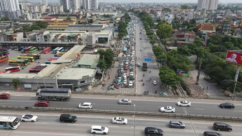 Nút giao Ngọc Hồi - Giải Phóng đông đúc phương tiện lúc 15 giờ chiều. Ảnh: Phạm Công