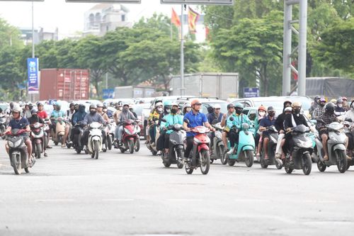Người dân di chuyển vào hướng nội đô ngày 3-5. Ảnh: Phạm Công
