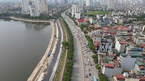 Trung tá Đào Việt Long, Phó trưởng Phòng CSGT Công an TP Hà Nội cho biết, đơn vị đã huy động 100% quân số làm nhiệm vụ, triển khai lực lượng tại 287 nút giao trên địa bàn, phối hợp với công an cấp xã tập trung phân luồng, điều tiết giao thông, không để xảy ra ùn tắc kéo dài. Ảnh: Phạm Công
