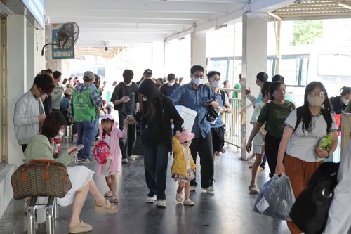 Hành khách ùn ùn đổ về các bến xe nội đô. Ảnh: Phạm Công
