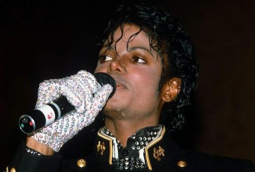 Chiếc găng tay trắng, thứ sau này trở thành biểu tượng thời trang bất hủ của Michael Jackson, ban đầu lại là một công cụ để che giấu bệnh tật. Ảnh: Yvonne Hemsey/Getty Images