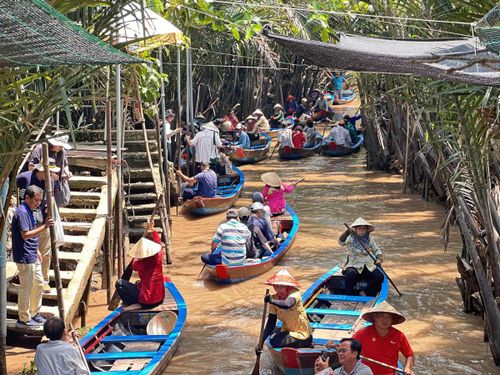 Du khách trải nghiệm đi xuồng tại cù lao Thới Sơn. (Ảnh: Trung Ngãi).