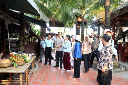 Chủ tịch UBND tỉnh Vĩnh Long Trần Trí Quang cùng đoàn công tác khảo sát thực tế tại Nhà Dừa CocoHome. (Ảnh: Trung Ngãi)