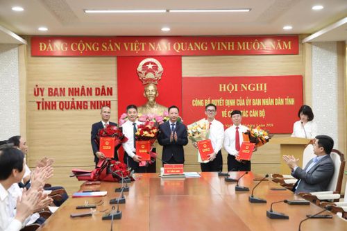 Phó Chủ tịch UBND tỉnh Quảng Ninh Lê Văn Ánh trao quyết định bổ nhiệm cho các cán bộ Nguyễn Phúc Vinh, Đặng Hoàng Thông, Đỗ Hoàng Hoành, Trương Hoàng Quang.
