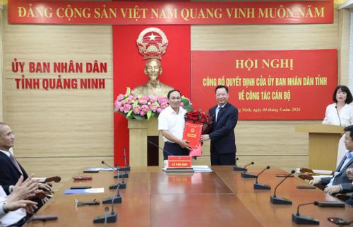 Ông Nguyễn Hữu Đuyến nhận quyết định nghỉ hưu theo chế độ.