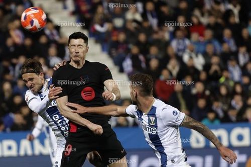  Lewandowski và đồng đội Barca phải chờ đến trận Siêu kinh điển vào cuối tuần để đăng quang. Ảnh: EPA. 