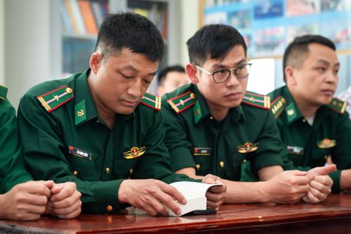 Theo anh Đoàn Trường Giang - Đội phó Đội phòng chống tội phạm và ma túy tại Đồn, vào hai khung giờ là 7h-7h15 sáng và buổi tối 18h45-19h, trước giờ chiếu chương trình thời sự, các chiến sĩ sẽ có thời gian đọc. Đặc biệt, tại Đồn biên phòng Sì Lờ Lầu, vào giờ đọc, một chiến sĩ sẽ đọc cho cả đội cùng nghe.