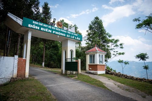 Đồn biên phòng Sì Lờ Lầu thuộc xã Sì Lở Lầu, Lai Châu; theo tên gọi của đồng bào Dao, tên của nơi đây nghĩa là “12 tầng dốc”. Đồn ở vị trí địa lý quanh năm mây mù bao phủ, nhiệt độ thường lạnh, có khi âm độ.