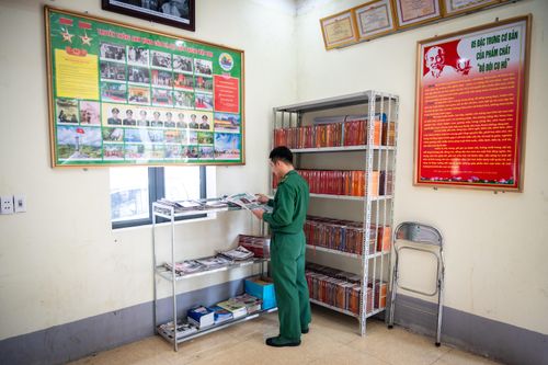 Tại Đồn biên phòng Sì Lờ Lầu, các chiến sĩ có khung thời gian riêng cho việc đọc sách báo, sáng một lần, chiều một lần.