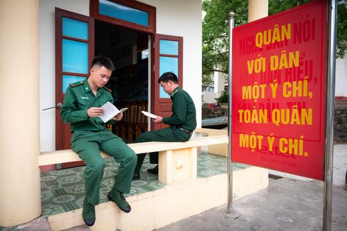 Tại Đồn biên phòng Pha Long, chiến sĩ Đỗ Đức Duy cho biết anh thường xuyên đọc các tác phẩm liên quan tới tấm gương Chủ tịch Hồ Chí Minh. Theo anh, các tác phẩm này giúp anh học được nhiều bài học thiết thực cho công việc và cuộc sống.
