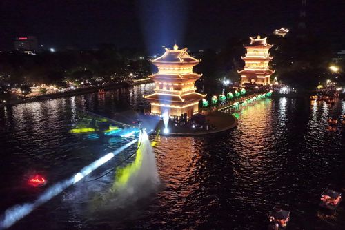 Vận động viên bay flyboard tại phố cổ Hoa Lư, Ninh Bình, tối 1/5. Ảnh: Đơn vị cung cấp.