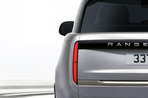  Trong khi đó, Range Rover SV Ultra P615 được trang bị động cơ V8 twin-turbo 4.4L, sản sinh công suất tối đa 615 mã lực và mô-men xoắn cực đại 750 Nm. 