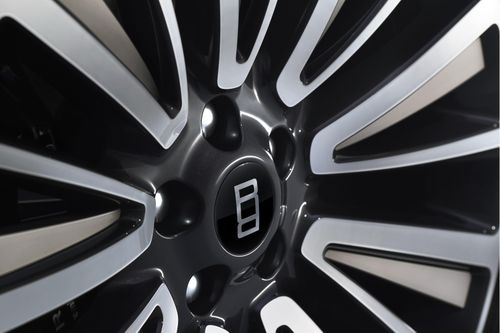  Thay vì logo Land Rover thông thường, chụp mâm của các phiên bản SV đã được nâng cấp logo Range Rover monogram hoàn toàn mới, vốn đã được giới thiệu vào năm 2025. 