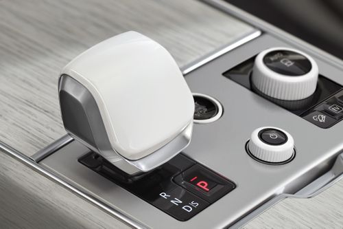  Cần số và các phím xoay điều khiển cũng được làm từ gốm màu trắng, mang đến vẻ đồng nhất trong thiết kế của chiếc Range Rover SV Ultra. 
