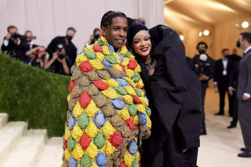 Met Gala là sự kiện gây quỹ thường niên tại Bảo tàng Nghệ thuật Metropolitan (New York), đồng thời đánh dấu khai mạc triển lãm mùa xuân của Viện Trang phục. Năm nay, sự kiện trở lại với chủ đề Costume Art (Nghệ thuật Trang phục), khám phá mối liên hệ giữa cơ thể và trang phục qua các thời kỳ, do Beyoncé, Nicole Kidman, Venus Williams và Anna Wintour đồng chủ trì. Trước thềm Met Gala 2026 diễn ra ngày 4/5 (rạng sáng 5/5 giờ Hà Nội), People đã nhìn lại 10 thiết kế gây tranh cãi nhất trong suốt lịch sử sự kiện. Ảnh: John Shearer/WireImage.