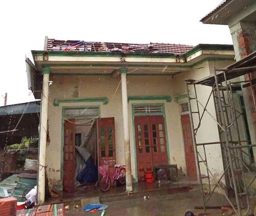 Dông lốc tốc mái nhiều nhà tại Hà Tĩnh