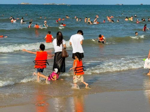 Ngoài khách tại địa phương, các khu du lịch biển Hà Tĩnh còn đón số lượng lớn khách ngoại tỉnh