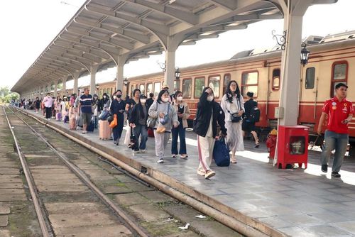 Hành khách di chuyển bằng đường sắt đến Ga Hải Phòng. Ảnh: Hoàng Ngọc – TTXVN