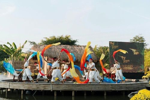 Hoạt động trò chơi dân gian thu hút du khách. Ảnh TTXVN phát