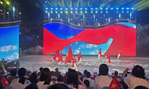 Chương trình nghệ thuật tại Gala nghệ thuật “Tổ quốc bình yên” do Bộ Công an phối hợp với thành phố Đà Nẵng tổ chức. Ảnh: Khoa Chương - TTXVN