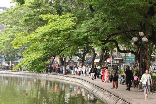 Du khách trong và ngoài nước tham quan, trải nghiệm tại phố đi bộ Hồ Gươm. Ảnh: Minh Đức – TTXVN