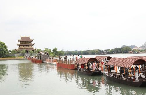 Du khách thăm quan tại chùa Vàng, phường Hoa Lư dịp nghỉ lễ. Ảnh: Đức Phương - TTXVN