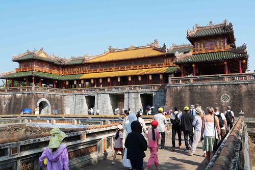 Đông đảo du khách tham quan Ngọ Môn - Đại Nội Huế. Ảnh: Nguyên Lý - TTXVN