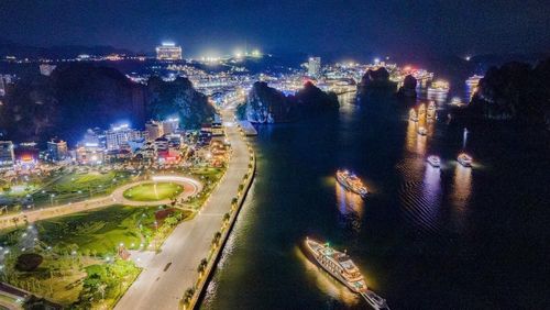 Gần 100 con tàu du lịch được trang hoàng lộng lẫy bằng hệ thống đèn nghệ thuật, tạo nên một "thành phố ánh sáng" di động, lung linh trên mặt vịnh Di sản thiên nhiên thế giới Hạ Long trong đêm hội Carnaval 2026. Ảnh: TTXVN phát