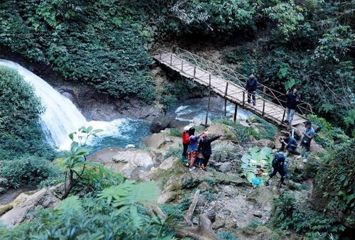 Thác Nậm Lúc để lại những ấn tượng khó phai trong lòng du khách khi đặt chân tới đây bởi vè đẹp hoang sơ, hùng vĩ. Ảnh: Quý Trung – TTXVN