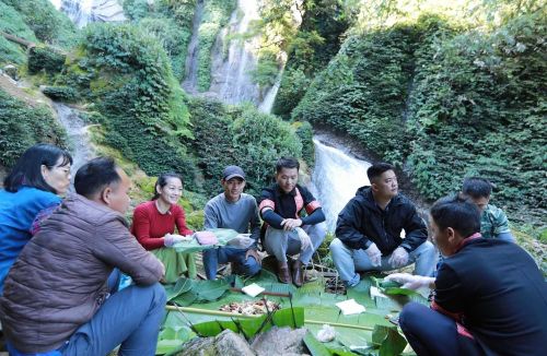 Khi du khách đến với thác Nậm Lúc sẽ được thưởng thức những mon ăn ngon dân dã do chính người dân bản địa phục vụ. Ảnh: Quý Trung – TTXVN