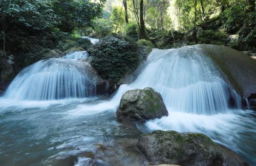 Ở tầng đầu tiên, du khách không khỏi bị choáng ngợp trước vẻ đẹp hùng vĩ của dòng thác. Ảnh: Quý Trung – TTXVN