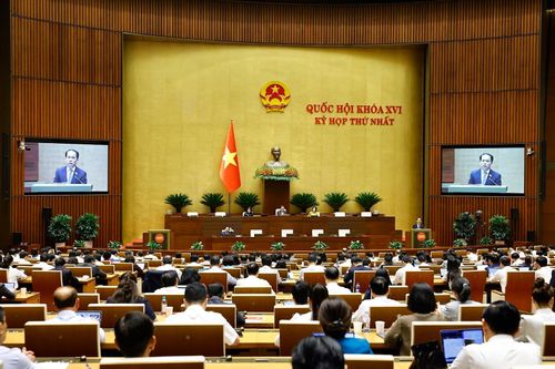 Bộ trưởng Tư pháp Hoàng Thanh Tùng, thừa ủy quyền của Thủ tướng Chính phủ trình bày Tờ trình về 02 nội dung: dự án Luật Thủ đô (sửa đổi); dự thảo Nghị quyết của Quốc hội về cơ chế phối hợp, chính sách đặc thù nâng cao hiệu quả phòng ngừa và giải quyết tranh chấp đầu tư quốc tế chiều 8/4/2026