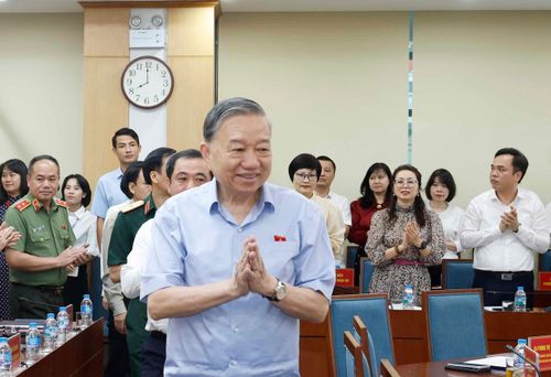 Sáng 4/5/2026, tại Trụ sở Hội đồng nhân dân, Ủy ban nhân dân phường Ô Chợ Dừa (thành phố Hà Nội), Tổng Bí thư, Chủ tịch nước Tô Lâm cùng Đoàn đại biểu Quốc hội thành phố Hà Nội, đơn vị bầu cử số 1 tiếp xúc cử tri các phường: Ô Chợ Dừa, Ba Đình, Ngọc Hà, Giảng Võ, Hoàn Kiếm, Đống Đa, Kim Liên, Láng, Cửa Nam và Văn Miếu - Quốc Tử Giám báo cáo kết quả Kỳ họp thứ Nhất, Quốc hội khóa XVI
