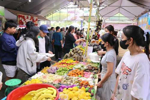 Hàng vạn du khách tham gia Lễ hội bánh dân gian Nam Bộ lần thứ XIII tại Cần Thơ - Ảnh: VGP/LS