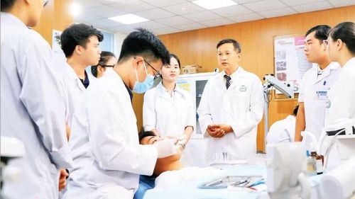 Phó Giáo sư, Tiến sĩ Phạm Như Hải, Phó Hiệu trưởng Trường đại học Y Dược (Đại học Quốc gia Hà Nội) hướng dẫn sinh viên về thực hành lâm sàng răng hàm mặt.