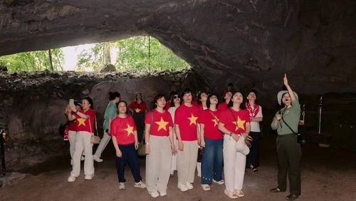Khách du lịch thăm Hang Chỉ huy trên tuyến đường Trường Sơn huyền thoại.
