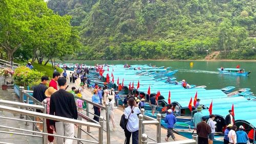 Thuyền tấp nập đưa khách du lịch thăm động Phong Nha.